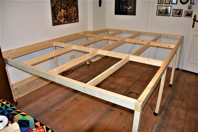 Ein Bild, das drinnen, Boden, Wand, aus Holz enthlt.

Automatisch generierte Beschreibung