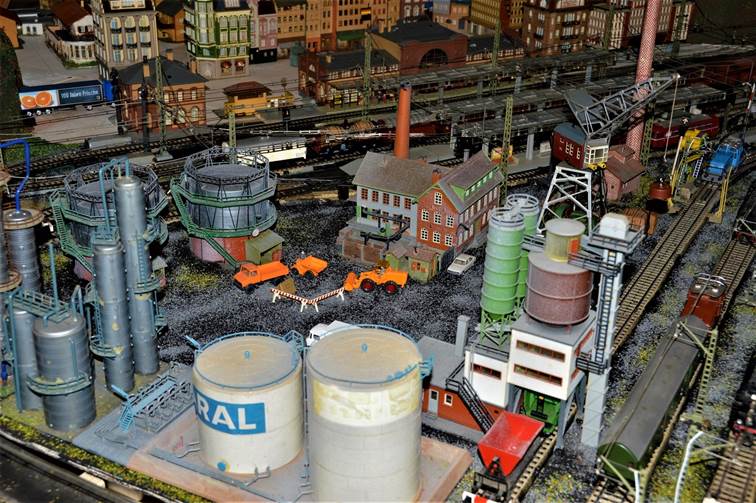 Ein Bild, das Text, Marktplatz enthlt.

Automatisch generierte Beschreibung