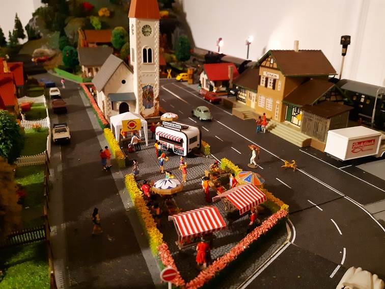 Ein Bild, das drinnen, mehrere enthlt.

Automatisch generierte Beschreibung