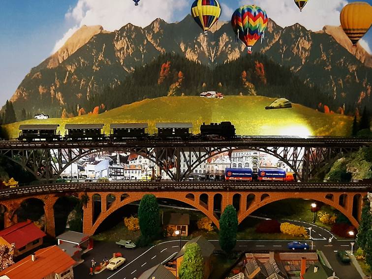 Ein Bild, das Text, Gebude, Berg enthlt.

Automatisch generierte Beschreibung