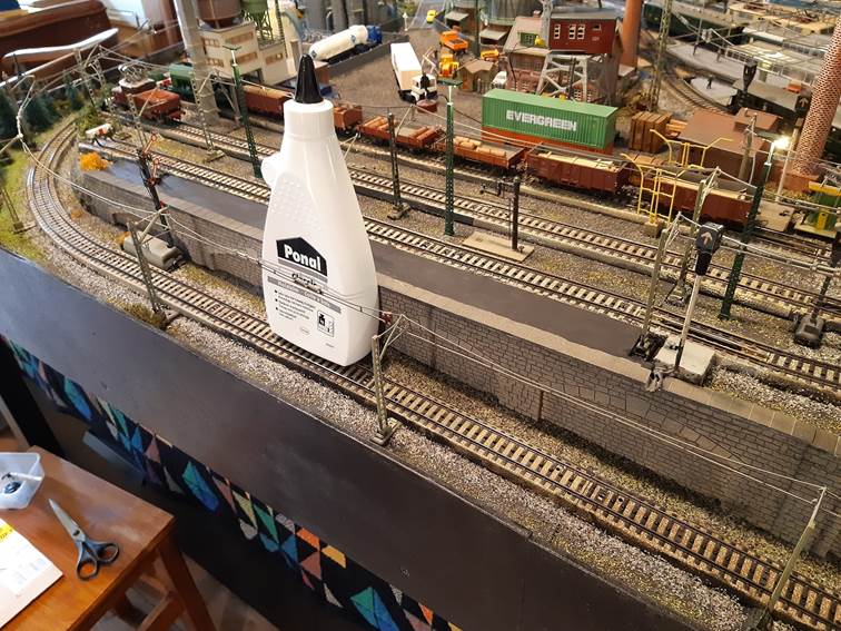 Ein Bild, das Zug, Bahn, Mastabsmodell, Eisenbahn enthlt.

Automatisch generierte Beschreibung
