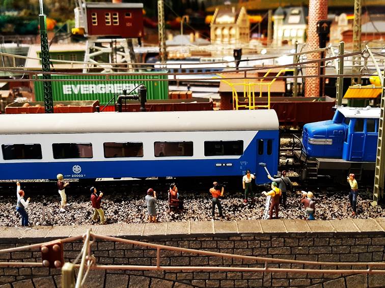 Ein Bild, das Fahrzeug, Zug, drauen, Gebude enthlt.

Automatisch generierte Beschreibung