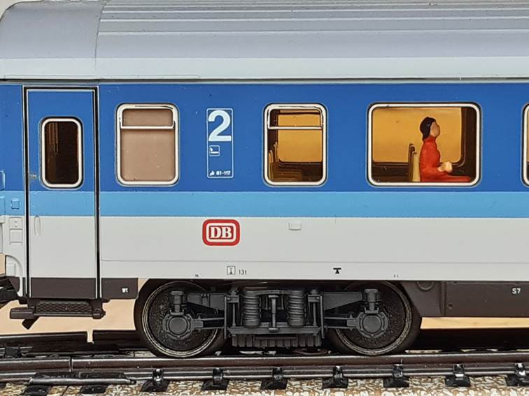 Ein Bild, das Zug, Bahn, Mastabsmodell, Eisenbahn enthlt.

Automatisch generierte Beschreibung