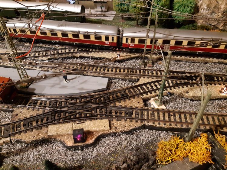 Ein Bild, das Bahn, Eisenbahn, drauen, Gelnde enthlt.

Automatisch generierte Beschreibung