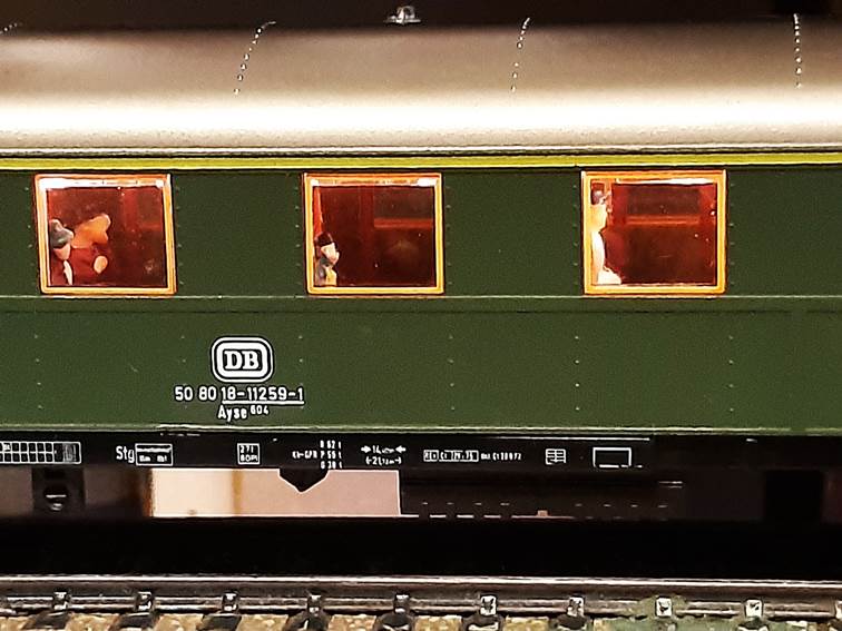 Ein Bild, das Transport, Eisenbahn, Personenwaggon, Schienenfahrzeug enthlt.

Automatisch generierte Beschreibung
