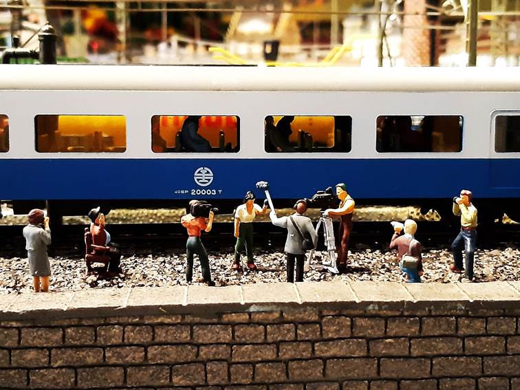 Ein Bild, das Gebude, drauen, Transport, Menschen enthlt.

Automatisch generierte Beschreibung