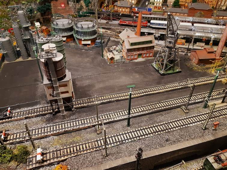 Ein Bild, das Mastabsmodell, Bahn, Gebude, Zug enthlt.

Automatisch generierte Beschreibung