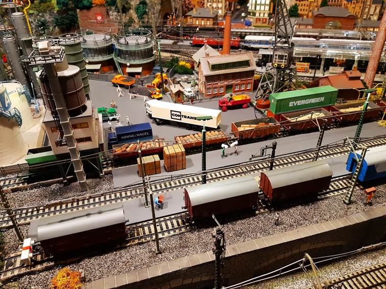 Ein Bild, das Zug, Mastabsmodell, Fahrzeug, Bahn enthlt.

Automatisch generierte Beschreibung