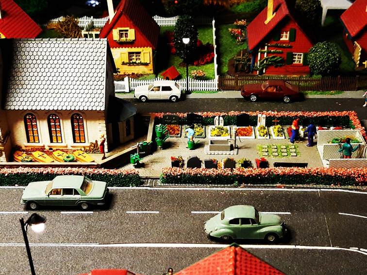 Ein Bild, das Gebäude, Maßstabsmodell, Auto, Fahrzeug enthält.
Automatisch generierte Beschreibung