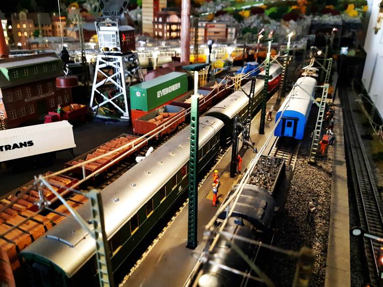 Ein Bild, das Bahn, Eisenbahn, Gebäude, Fahrzeug enthält.
Automatisch generierte Beschreibung