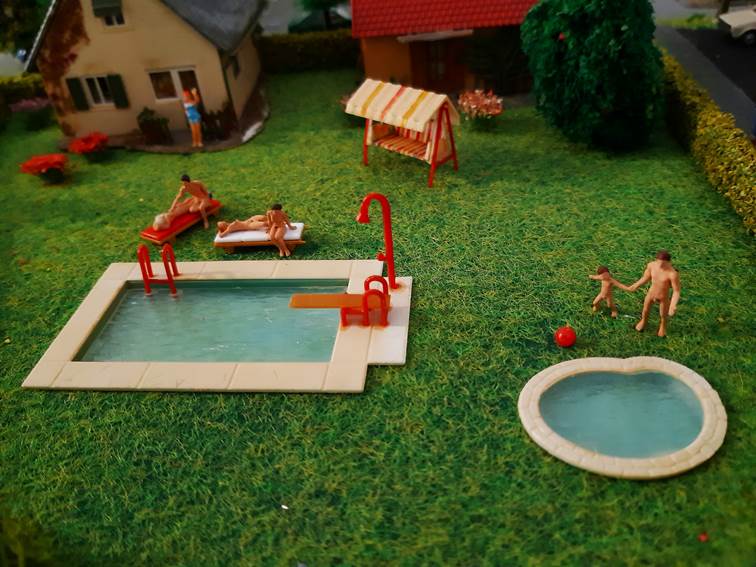 Ein Bild, das Gras, draußen, Spielzeug, Rasen enthält.
Automatisch generierte Beschreibung