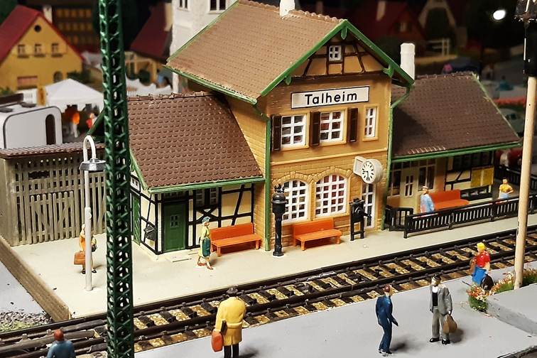 Ein Bild, das Gebäude, Maßstabsmodell, Puppenhaus, Haus enthält.
Automatisch generierte Beschreibung