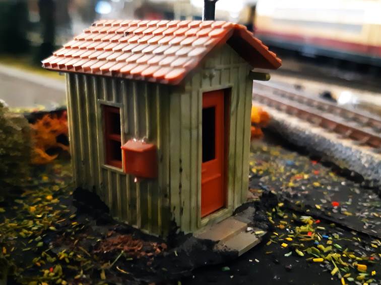 Ein Bild, das Gebäude, draußen, Haus enthält.
Automatisch generierte Beschreibung