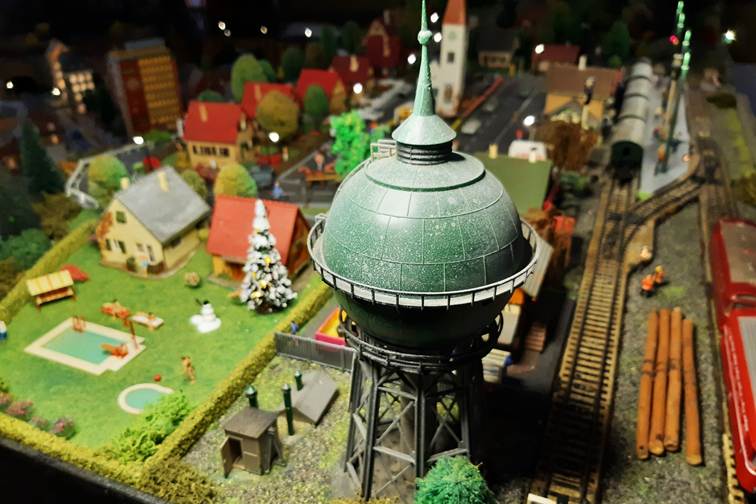 Ein Bild, das Spielzeug, Maßstabsmodell, Im Haus, Zug enthält.
Automatisch generierte Beschreibung