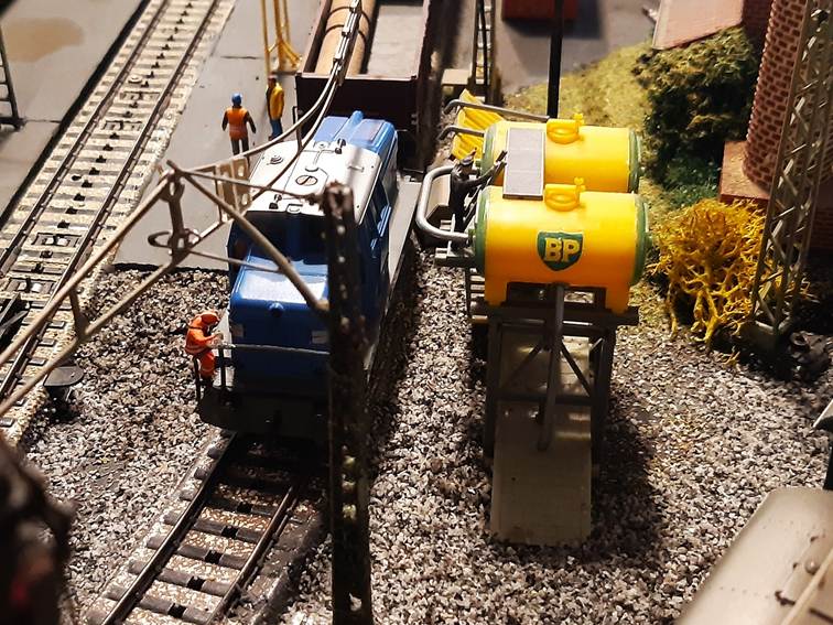 Ein Bild, das Bahn, Eisenbahn, Gelände, Lokomotive enthält.
Automatisch generierte Beschreibung