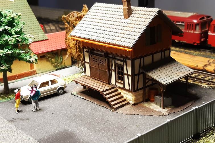 Ein Bild, das Maßstabsmodell, Gebäude, Gelände, draußen enthält.
Automatisch generierte Beschreibung