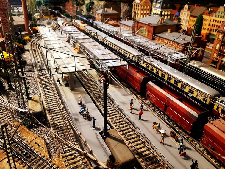 Ein Bild, das Bahn, Maßstabsmodell, Fahrzeug, Eisenbahn enthält.
Automatisch generierte Beschreibung