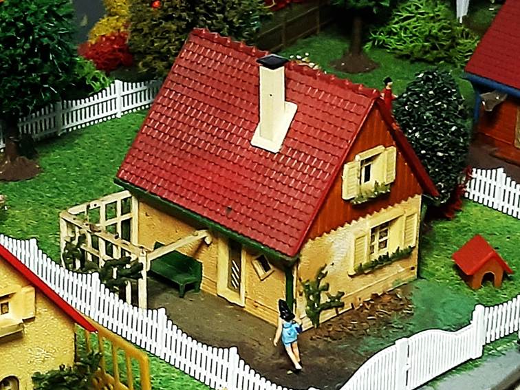 Ein Bild, das Gebäude, Haus, Pflanze, Maßstabsmodell enthält.
Automatisch generierte Beschreibung