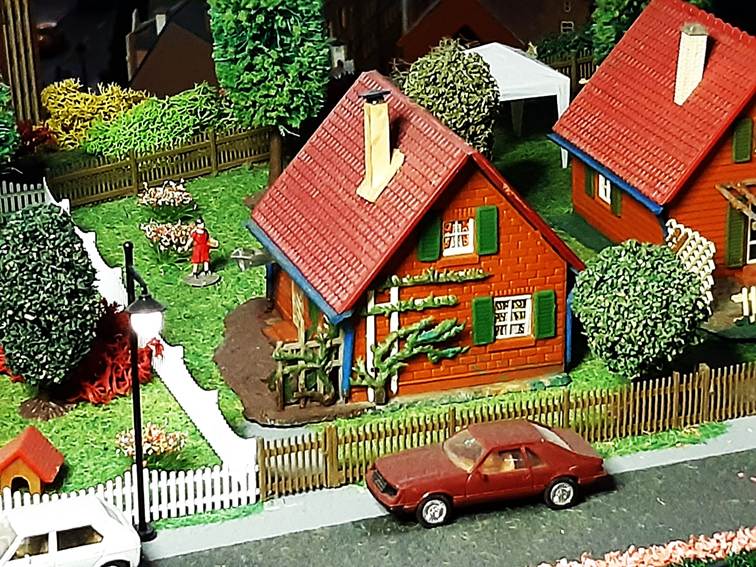 Ein Bild, das Haus, Gebäude, Pflanze, draußen enthält.
Automatisch generierte Beschreibung