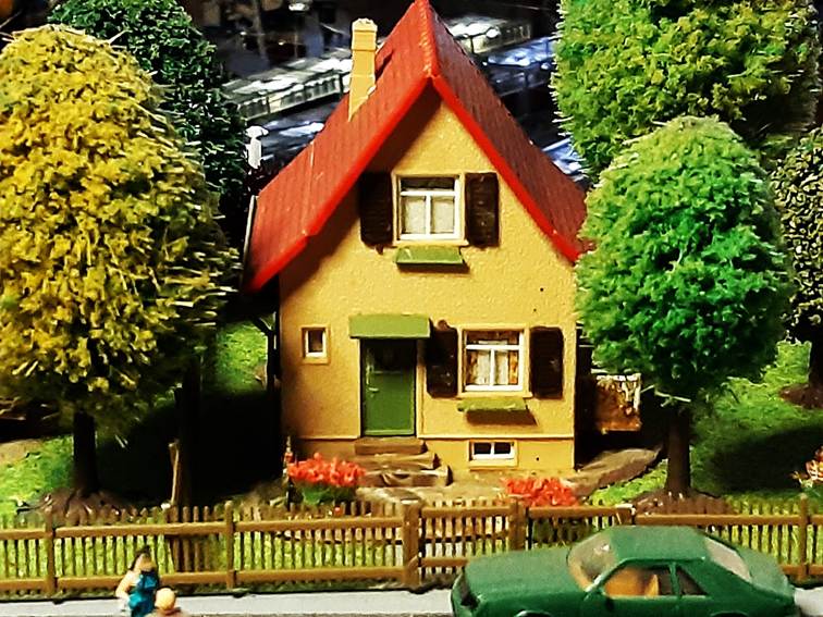 Ein Bild, das Gebäude, draußen, Haus, Baum enthält.
Automatisch generierte Beschreibung