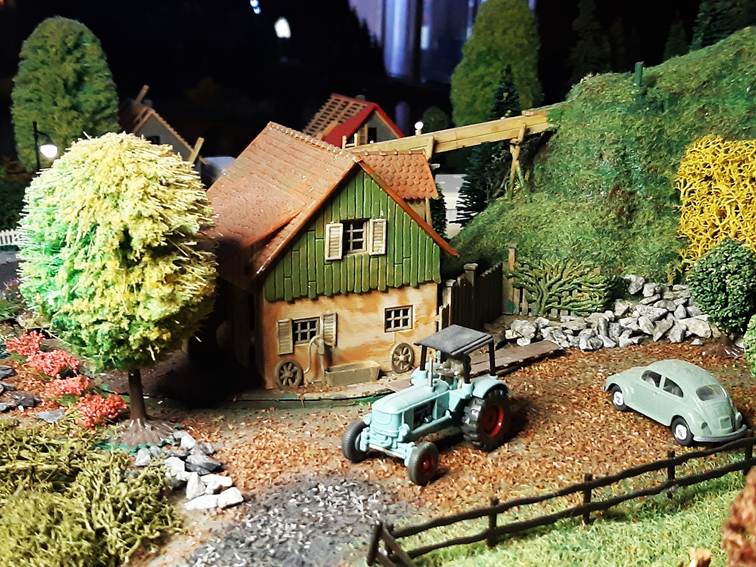 Ein Bild, das Pflanze, Gebäude, Garten, draußen enthält.
Automatisch generierte Beschreibung