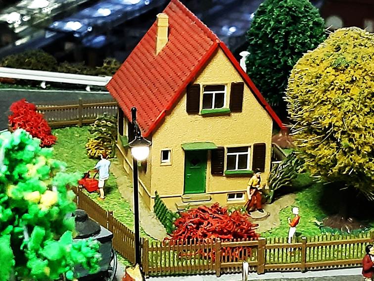 Ein Bild, das Haus, Baum, Spielzeug, Maßstabsmodell enthält.
Automatisch generierte Beschreibung