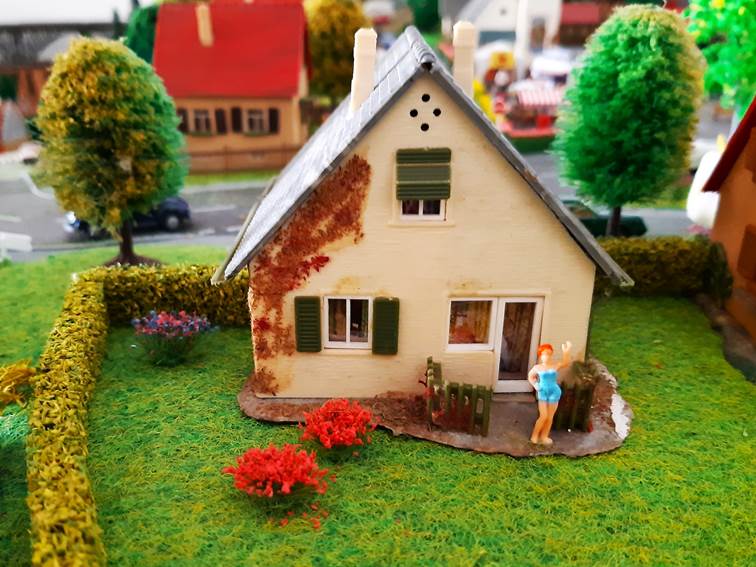 Ein Bild, das Gras, Haus, Gebäude, Garten enthält.
Automatisch generierte Beschreibung