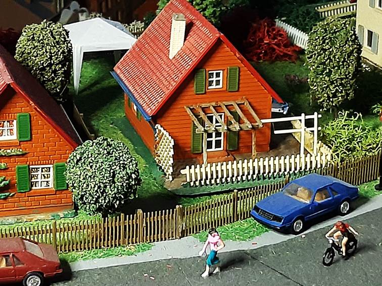 Ein Bild, das draußen, Auto, Haus, Fahrzeug enthält.
Automatisch generierte Beschreibung