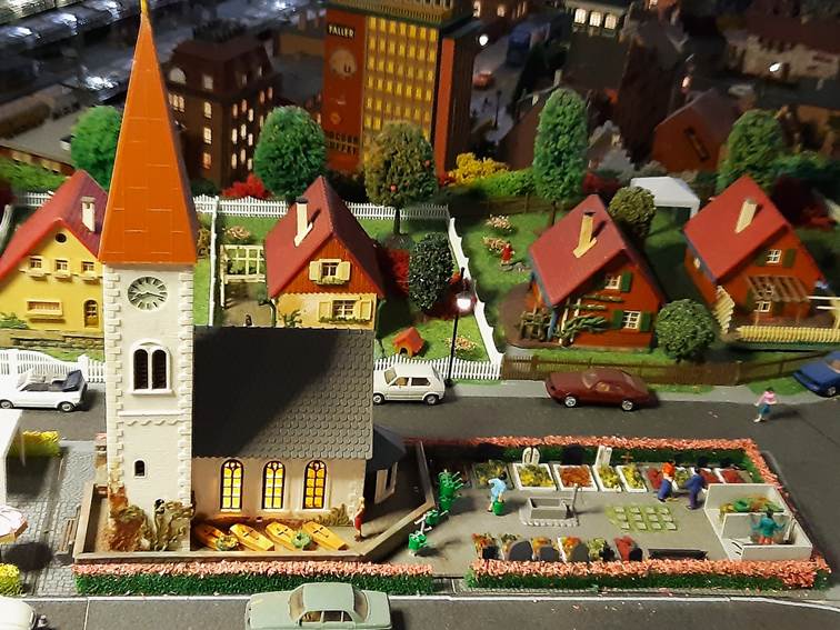 Ein Bild, das Gebäude, Maßstabsmodell, Haus, Spielzeug enthält.
Automatisch generierte Beschreibung