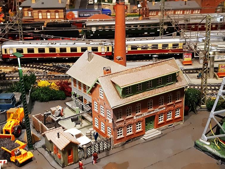 Ein Bild, das Gebäude, Maßstabsmodell, Zug, Fahrzeug enthält.
Automatisch generierte Beschreibung