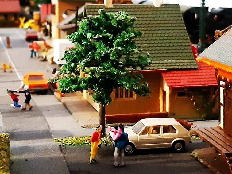 Ein Bild, das draußen, Gebäude, Fahrzeug, Auto enthält.
Automatisch generierte Beschreibung