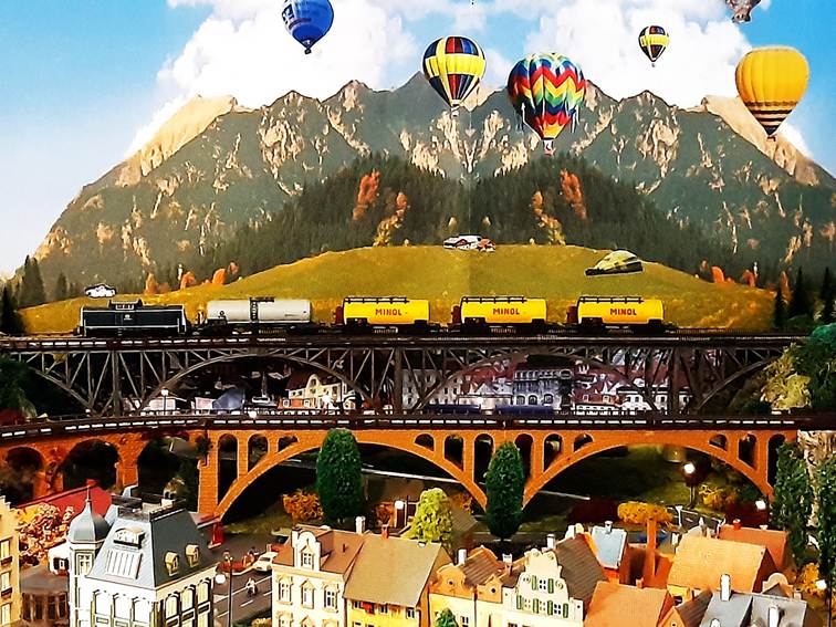 Ein Bild, das Heißluftballon, Ballon, Flugzeug, Himmel enthält.
Automatisch generierte Beschreibung