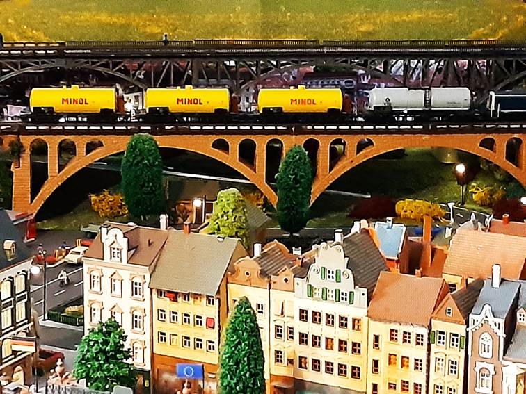 Ein Bild, das Zug, Gebäude, Maßstabsmodell, draußen enthält.
Automatisch generierte Beschreibung