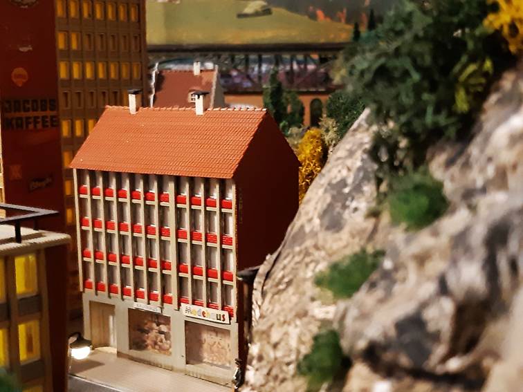 Ein Bild, das draußen, Gebäude, Fenster, Pflanze enthält.
Automatisch generierte Beschreibung