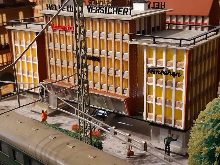 Ein Bild, das Gebäude, Laden, Lagerhaus, draußen enthält.
Automatisch generierte Beschreibung