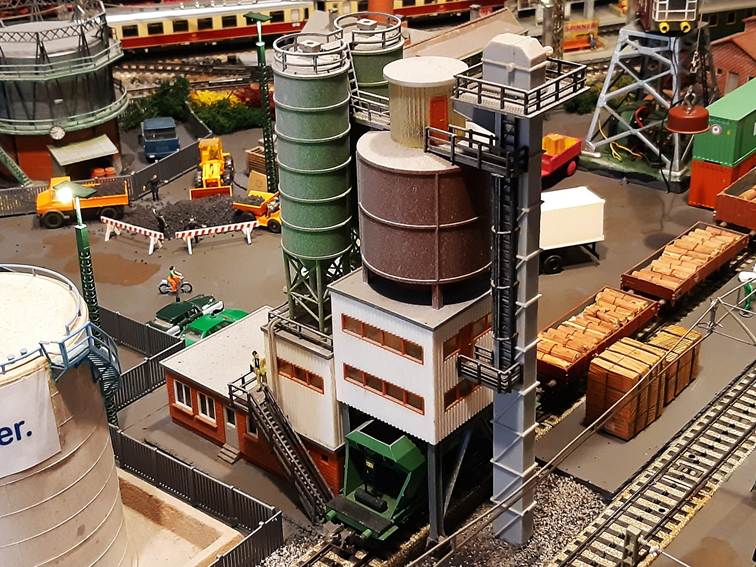 Ein Bild, das Maßstabsmodell, Bautechnik, Zug, Industrie enthält.
Automatisch generierte Beschreibung