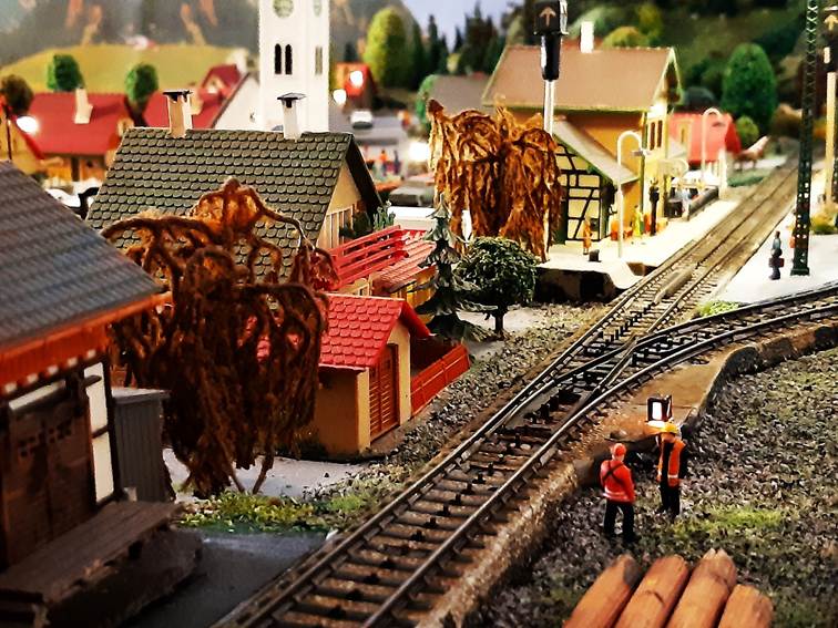 Ein Bild, das Zug, Bahn, Gebäude, draußen enthält.
Automatisch generierte Beschreibung