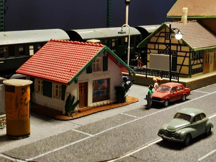 Ein Bild, das Auto, Haus, Landfahrzeug, Fahrzeug enthält.
Automatisch generierte Beschreibung