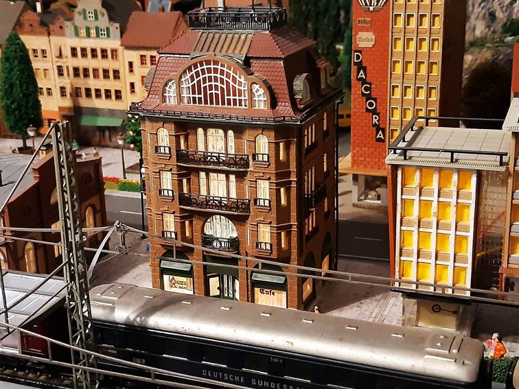 Ein Bild, das Gebäude, Maßstabsmodell, Fenster, draußen enthält.
Automatisch generierte Beschreibung