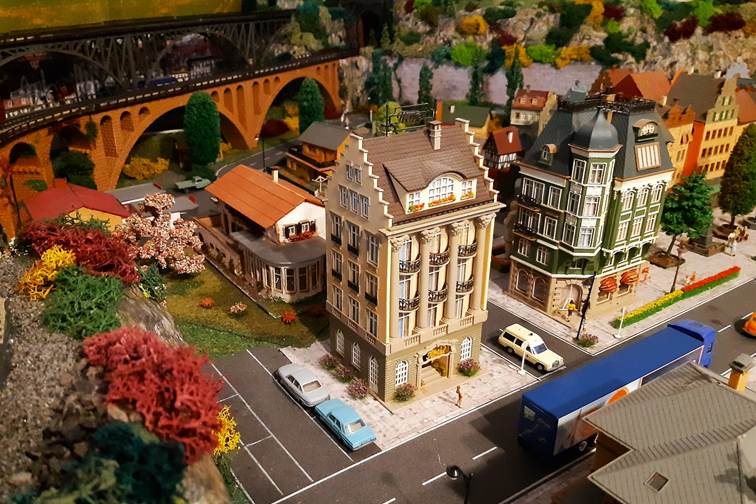 Ein Bild, das Maßstabsmodell, Spielzeug, Haus, Pflanze enthält.
Automatisch generierte Beschreibung