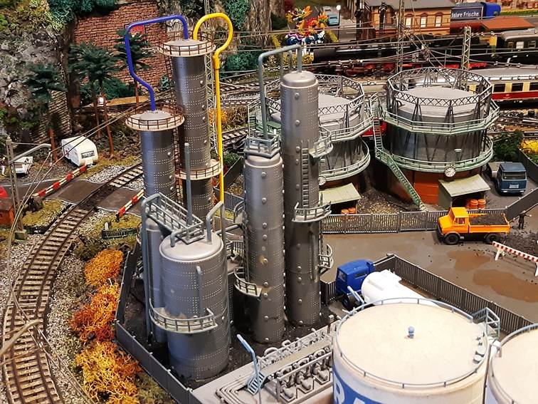 Ein Bild, das Zug, Bautechnik, Maßstabsmodell, Im Haus enthält.
Automatisch generierte Beschreibung
