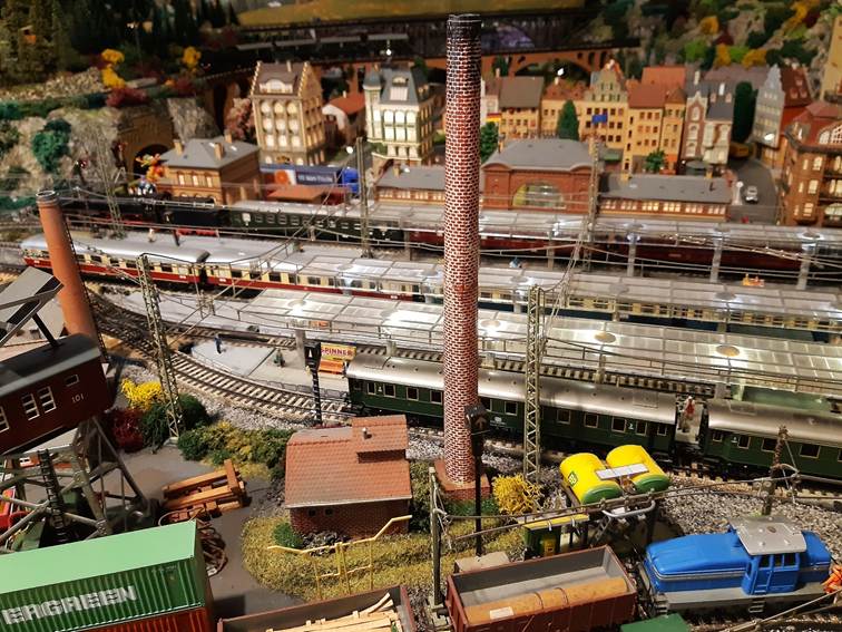 Ein Bild, das Zug, Maßstabsmodell, Bahn, Gebäude enthält.
Automatisch generierte Beschreibung