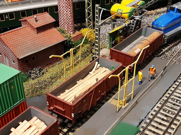 Ein Bild, das Maßstabsmodell, Fahrzeug, Bahn, Eisenbahn enthält.
Automatisch generierte Beschreibung