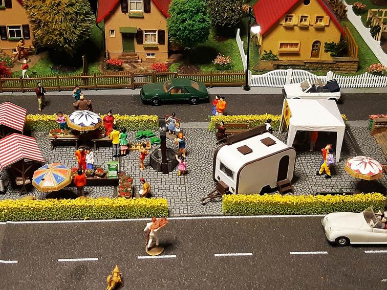 Ein Bild, das Spielzeug, draußen, Landfahrzeug, Pflanze enthält.
Automatisch generierte Beschreibung