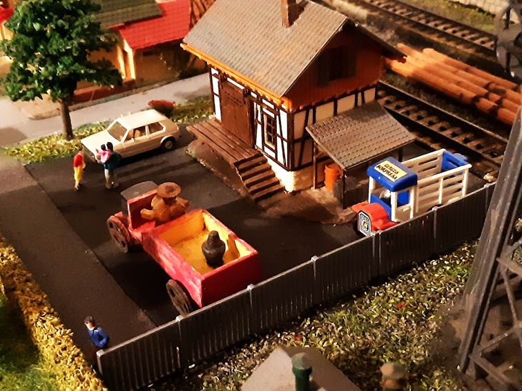 Ein Bild, das Maßstabsmodell, Baum, Pflanze, Haus enthält.
Automatisch generierte Beschreibung