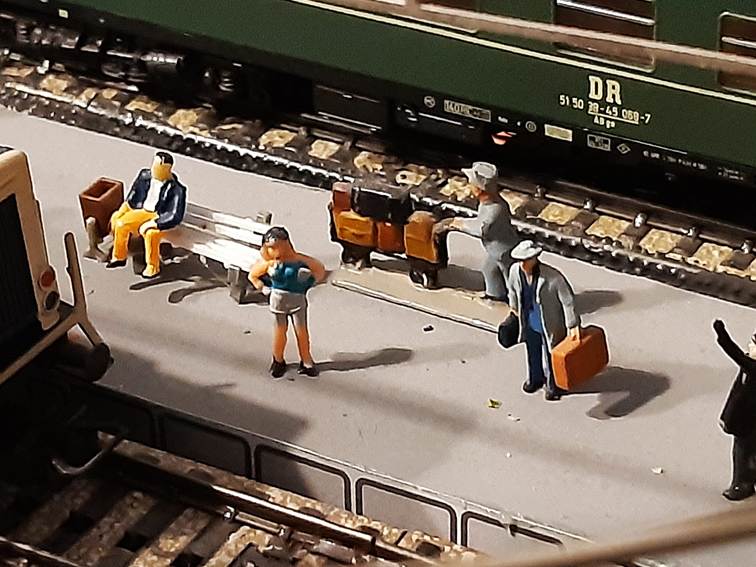Ein Bild, das Zug, Bahn, Auto, Menschen enthält.
Automatisch generierte Beschreibung