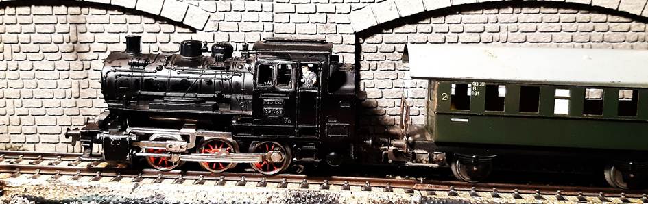 Ein Bild, das Eisenbahn, Lokomotive, Fahrzeug, Schienenfahrzeug enthält.
Automatisch generierte Beschreibung