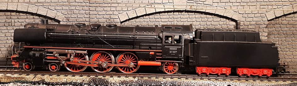 Ein Bild, das Eisenbahn, Zug, Dampf, Lokomotive enthält.
Automatisch generierte Beschreibung