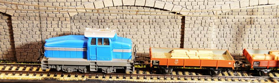 Ein Bild, das Transport, blau, Zug enthält.
Automatisch generierte Beschreibung