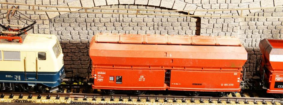 Ein Bild, das Transport, Zug, orange enthält.
Automatisch generierte Beschreibung